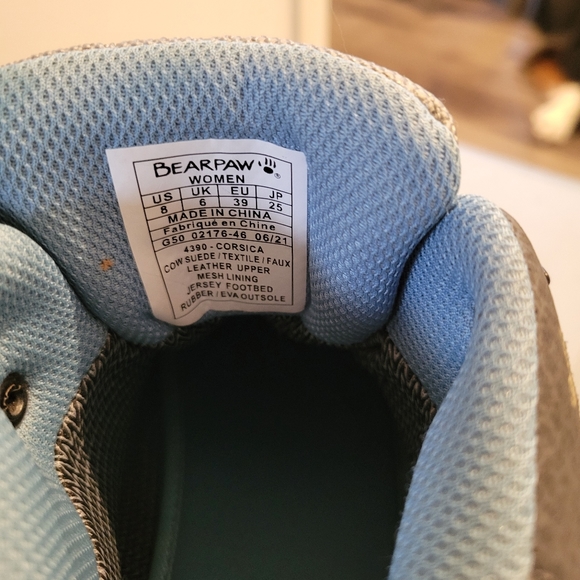 Bearpaw womans hiking boots waterproof size 8, has some mud - Picture 4 of 5